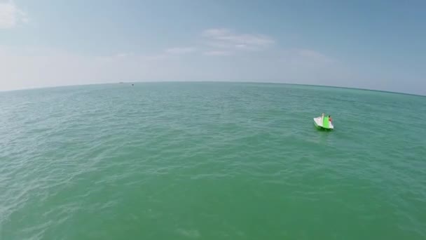 Toeristen rijden op catamarans en opblaasbare bananen — Stockvideo