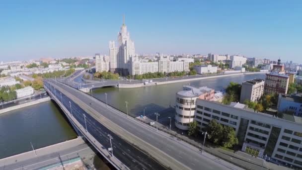Kotelnicheskaya Quay in de buurt van Bridge — Stockvideo