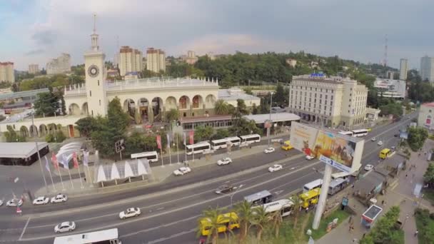 Panorama de la ciudad con tráfico público — Vídeo de stock