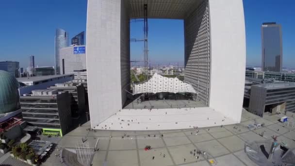 Folk går av businesscentret La Defense — Stockvideo