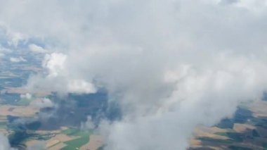 Dünya ve bulutlar uçak görünümü.