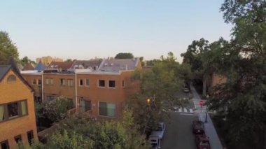 Mt. Pleasant Street Nw de üzerinde park edilmiş arabalar 