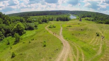 İnsanlar geçip sanat nesnesi ile eğe 