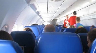 Hostes içecekler uzattı