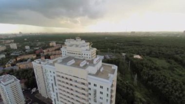 Konut büyük park yakınlarında karmaşık çatılar