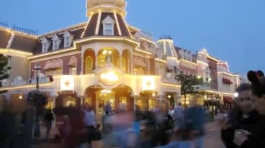 Disneyland castle civarındaki insanların hareket 