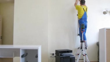 Mobilya montajı için düzey kullanarak işçi