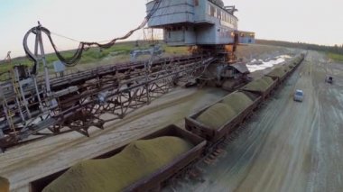 Yük sandpit vasıl günbatımı sırasında tren
