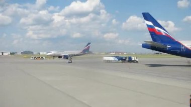 Uçak, işçi alan Havaalanı üzerinde hareket