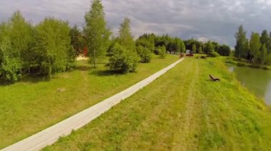 Su birikintisi yakın kamp tarafından insanlar yürüyüş 