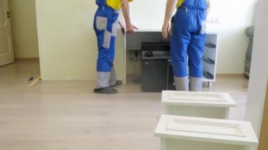 Üniformalı iki işçi tablo montajı