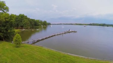 Chesapeake Körfezi tarafından birkaç gemiler yelken 
