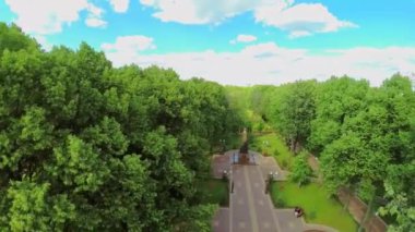 Bankların üzerinde siting insanlar 