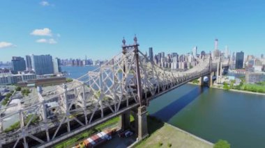 Queensboro Köprüsü'nde trafik ile Cityscape