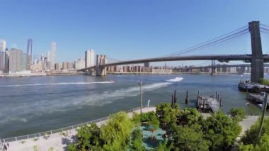Doğu Nehri Brooklyn Bridge yakınındaki gemiler ile