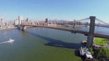 Tekne yelken Manhattan ve Brooklyn Köprüsü yakınında