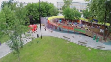 Oyun parkında oynayan çocuklar 