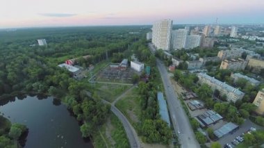 Güç istasyonu yakınında park ve havuz 