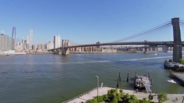 Manhattan gökdelenler East River shore üzerinde