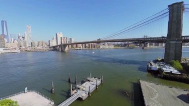 Cityscape Brooklyn Köprüsü'nde trafik ile