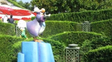 İnsanlar labirentten dolaşmak 