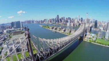 Queensbridge yaz aylarında trafik ile