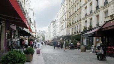 İnsanlar gün Yaya Caddesi üzerinde yürümek.