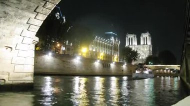 Nehir görünümünden Notre-Dame Katedrali 