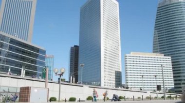 İnsanlar yürüyüş Technip building yakınındaki 