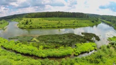 İnsanlar nehir kıyısında dinlen 