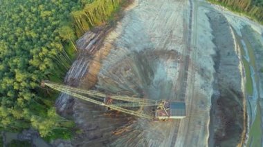 Orman lar arasında kum havuzunda ekskavatör işleri 