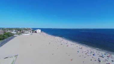 İnsanlar dinlen Brighton Plajı ' 