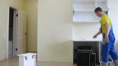 İki işçi tam tablo montajı.