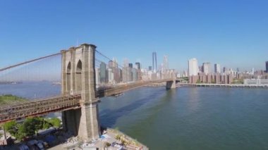 Cityscape Brooklyn Köprüsü'nde trafik ile