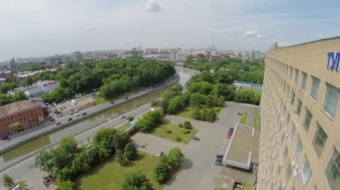 Set üzerinde araç trafiği