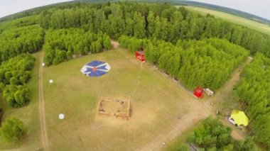 İnsanlar eğlenceli glade üzerinde olsun. 