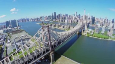 Queensbridge'de şehir trafiği