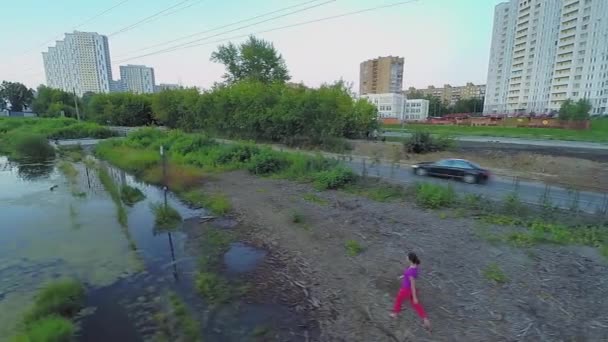 Femme marchant près de l'étang — Video