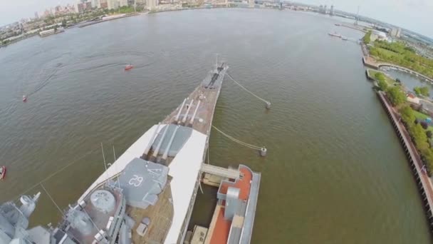 Militair materieel op het dek van slagschip — Stockvideo