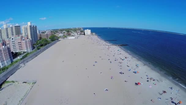 Brighton Beach avec une foule de gens — Video