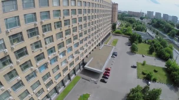 Stadsverkeer in de buurt van gebouw — Stockvideo