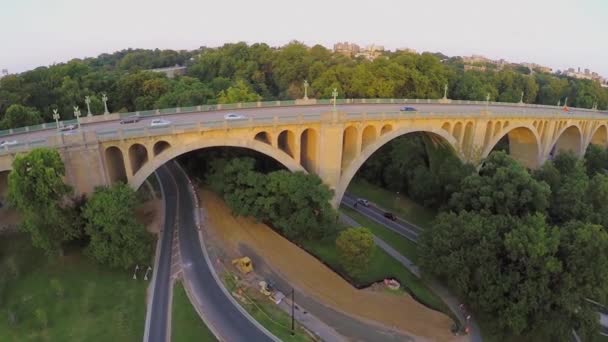 Tráfico de la ciudad en William Howard — Vídeo de stock