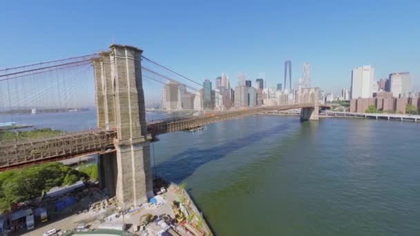 Manhattan et Brooklyn Bridge avec trafic de transport — Video