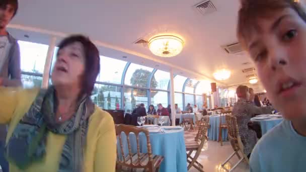 Люди обедают в речном дворце — стоковое видео