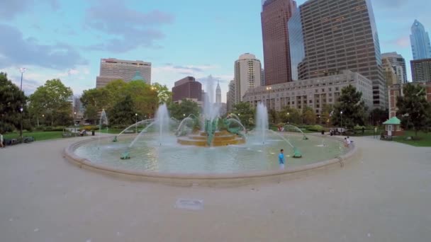 Logan náměstí s kašnou Swann ve Filadelfii — Stock video