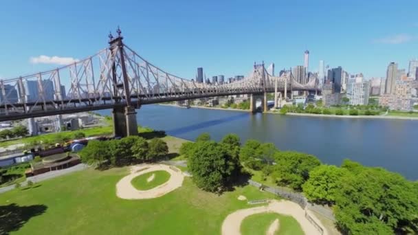 Spielplatz im queensbridge park — Stockvideo