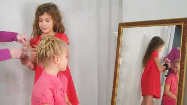 Cabeleireiro tranças menina cabelo — Vídeo de Stock