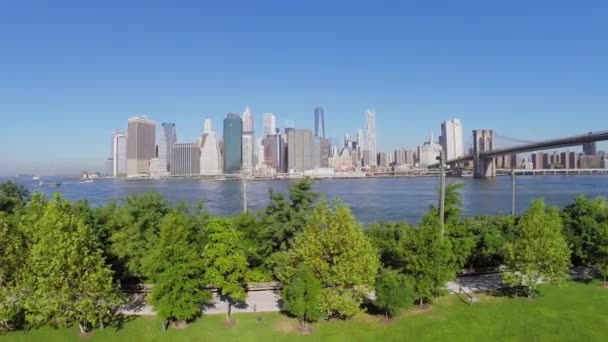 Statek pływa w pobliżu Brooklyn Bridge Park — Wideo stockowe