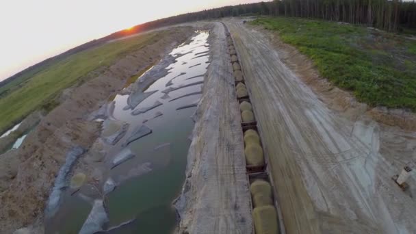 Tren con paseos de arena por arenero — Vídeo de stock