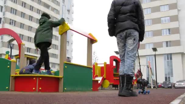 Niño con dolly cámara camina — Vídeos de Stock